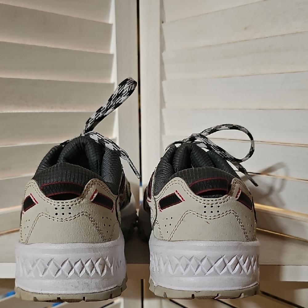 Saucony Excursion TR11 Shoes in Gray and Red - Picture 4 of 6